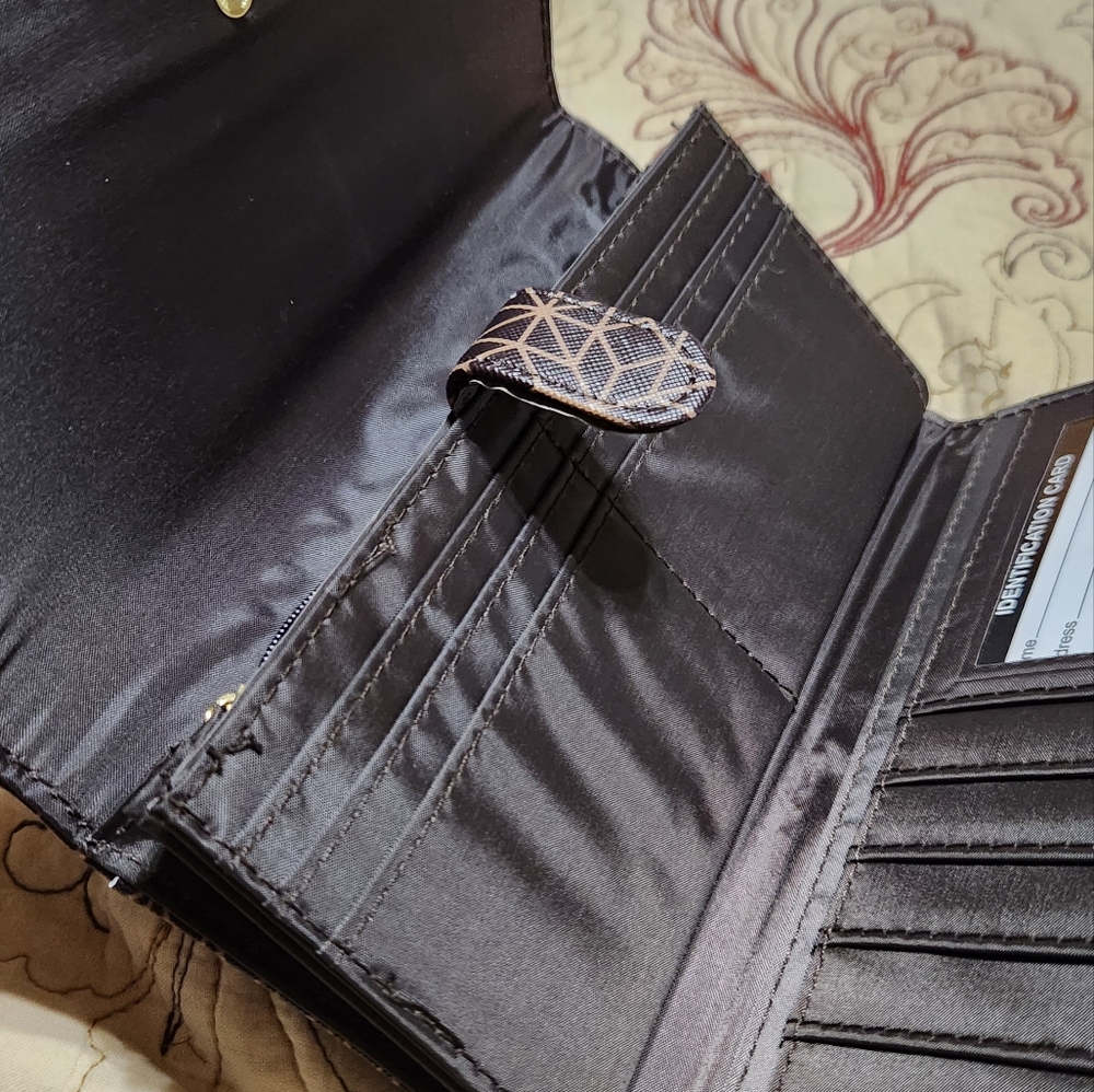 Lady's Wallet - Picture 5 of 5